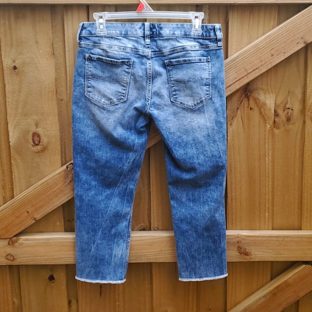 🌻Arizona Distressed Capris - Picture 3 of 4